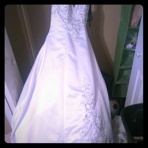WEDDING DRESS VAIL TIARA